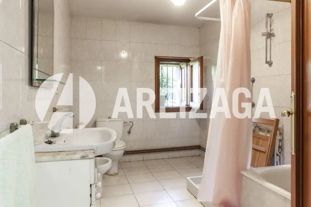 Bathroom of Houses for sale in Donostia - San Sebastián   with Heating, Private garden and Storage room