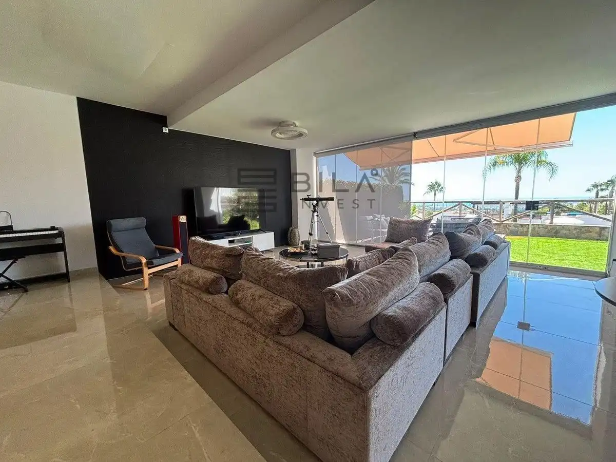 Sala de estar de Casa adosada en venta en Marbella con Aire acondicionado, Terraza y Trastero