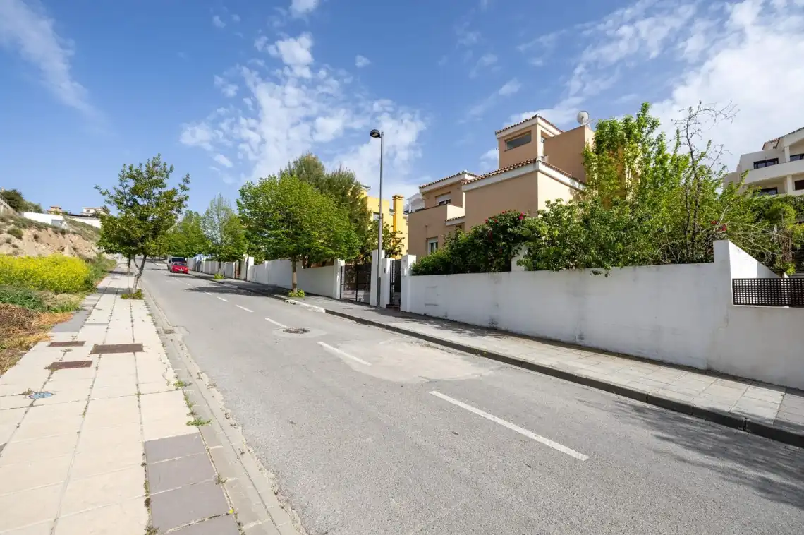 Vista exterior de Casa o chalet en venta en La Zubia con Aire acondicionado, Calefacción y Jardín privado