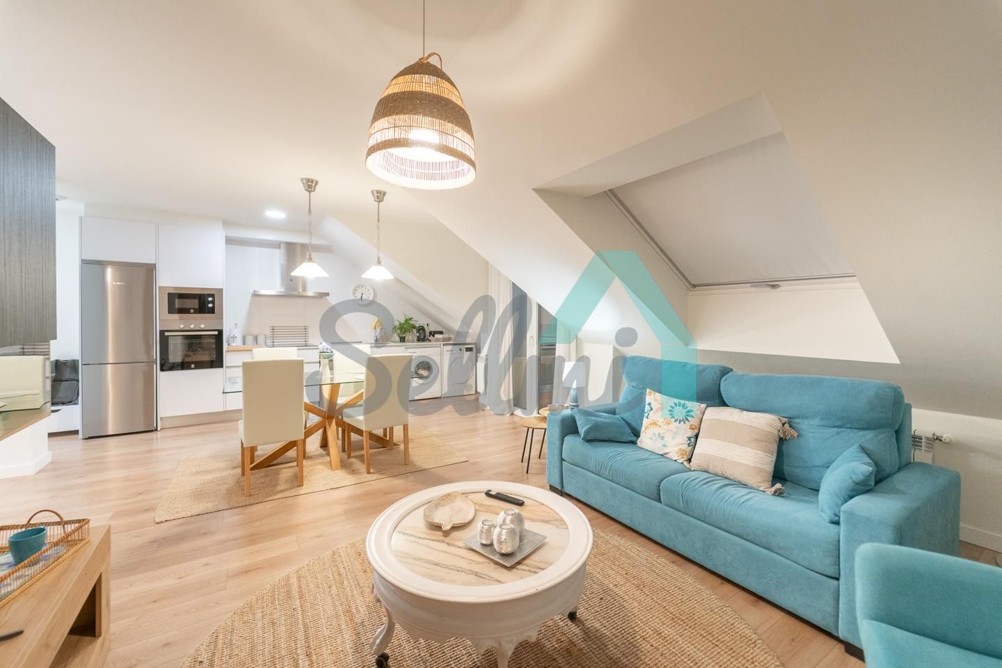 Sala d'estar de Àtic de lloguer en Gijón  amb Calefacció, Terrassa i Traster