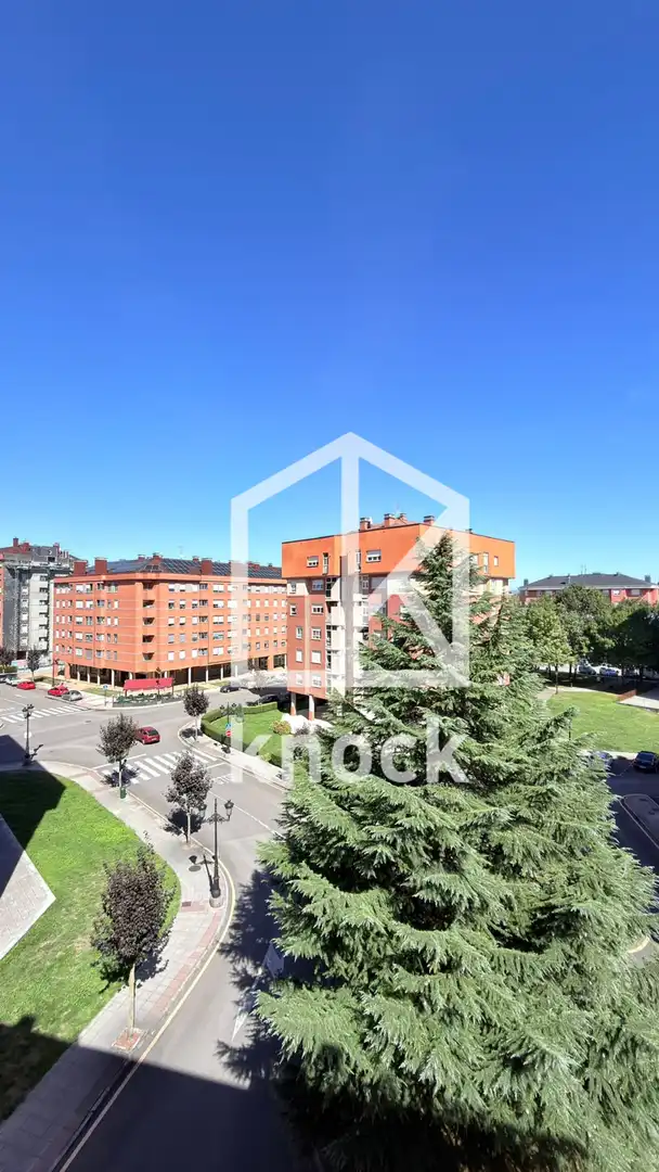 Vista exterior de Pis en venda en Oviedo  amb Calefacció, Traster i Balcó