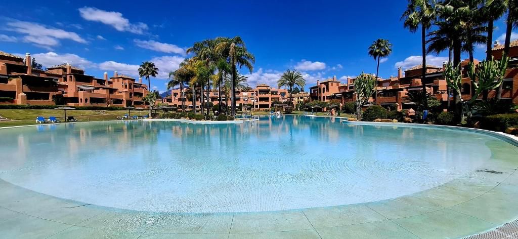 Vista exterior de Ático de alquiler en Estepona con Aire acondicionado, Calefacción y Terraza