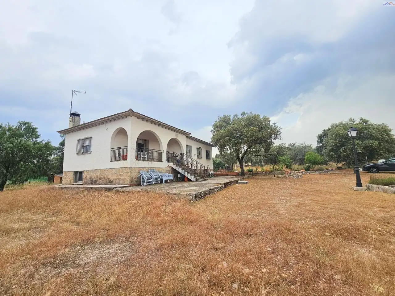 Vista exterior de Casa o xalet en venda en Villa del Prado amb Traster i Piscina