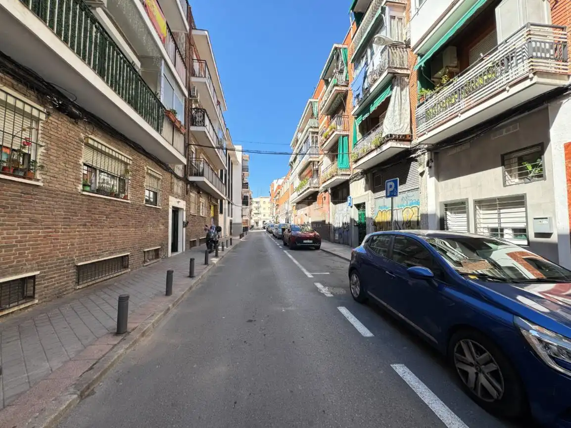 Vista exterior de Local en venda en Madrid amb Calefacció, Parquet i Alarma