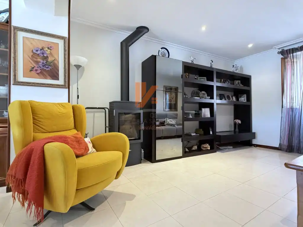 Sala d'estar de Casa o xalet en venda en Santiago de Compostela  amb Jardí privat i Terrassa