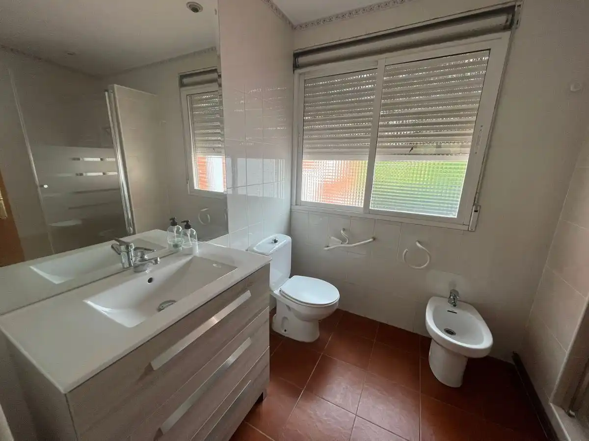 Badezimmer von Wohnungen zur Miete in Villaviciosa de Odón mit Terrasse und Möbliert