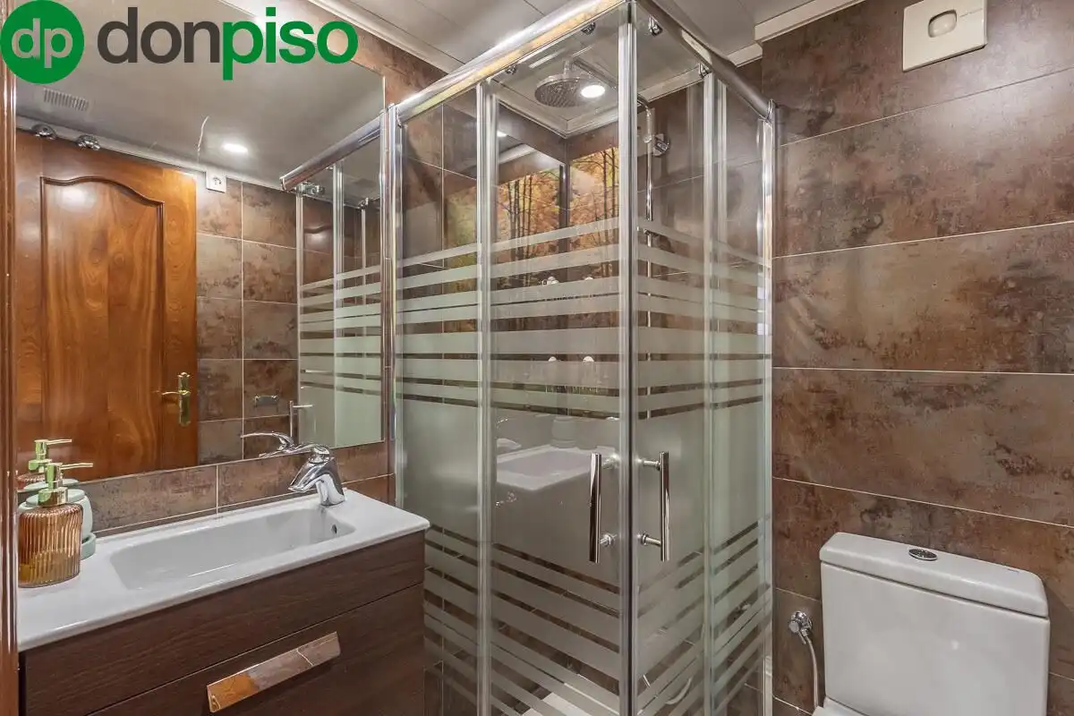 Bany de Pis en venda en Granada amb Aire condicionat, Calefacció i Piscina comunitària