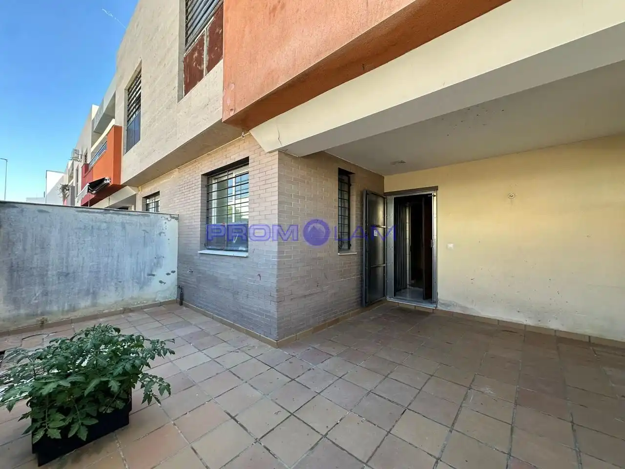 Vista exterior de Casa o xalet en venda en Bollullos de la Mitación amb Jardí privat i Terrassa