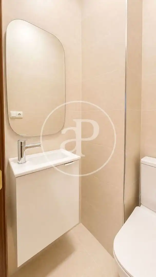 Bathroom of Flat for rent in Valencia  with Air Conditioner, Heating and Balcony