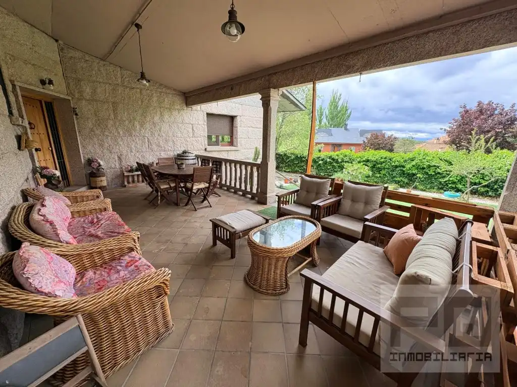 Terrasse von Haus oder Chalet zum Verkauf in Las Navas del Marqués  mit Ofen, Waschmaschine und Mikrowelle
