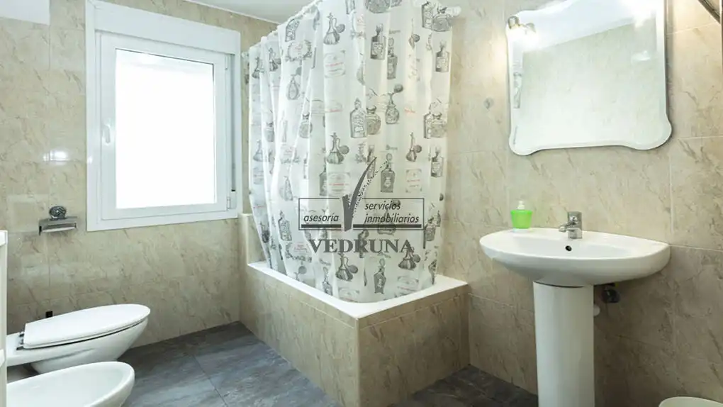 Baño de Piso de alquiler en Zaragoza con Calefacción, Terraza y Horno