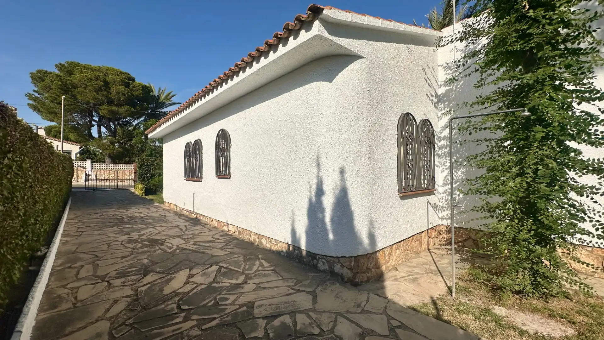 Vista exterior de Casa o xalet en venda en Mont-roig del Camp amb Aire condicionat, Jardí privat i Terrassa