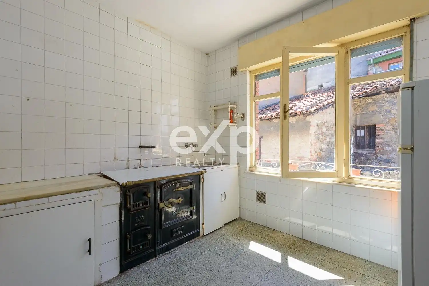 Cuina de Casa o xalet en venda en Lena amb Traster i Moblat