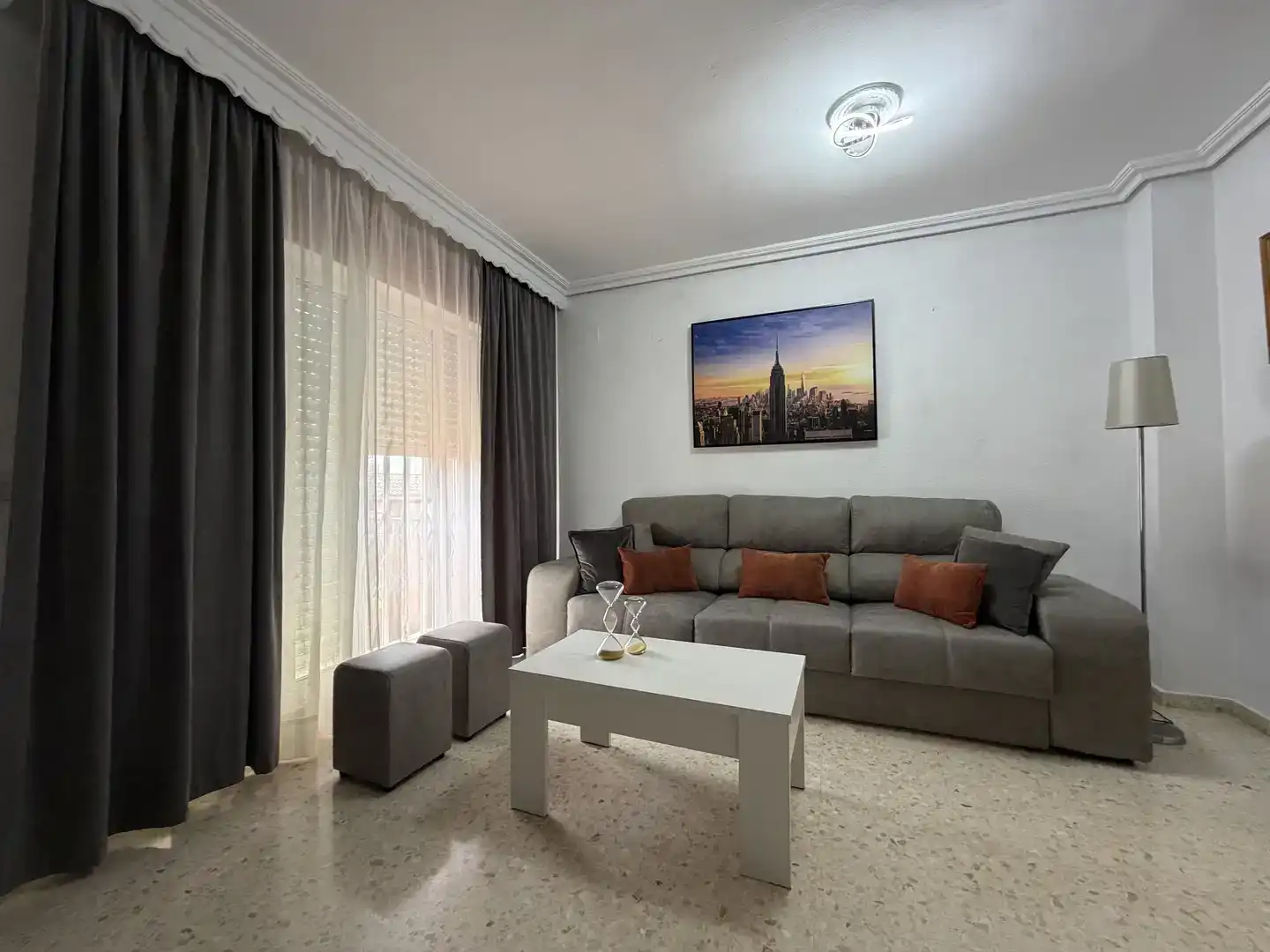 Sala d'estar de Casa adosada en venda en Algeciras amb Aire condicionat i Balcó