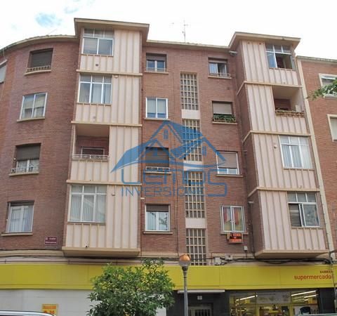 Vista exterior de Pis en venda en  Logroño
