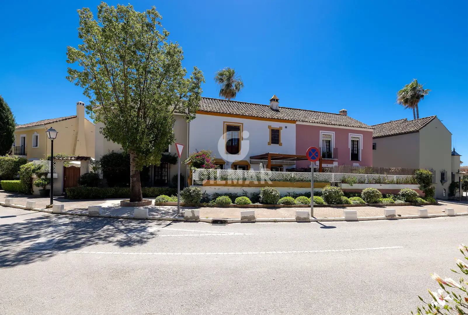 Vista exterior de Casa adosada en venta en Marbella con Calefacción, Piscina y Amueblado