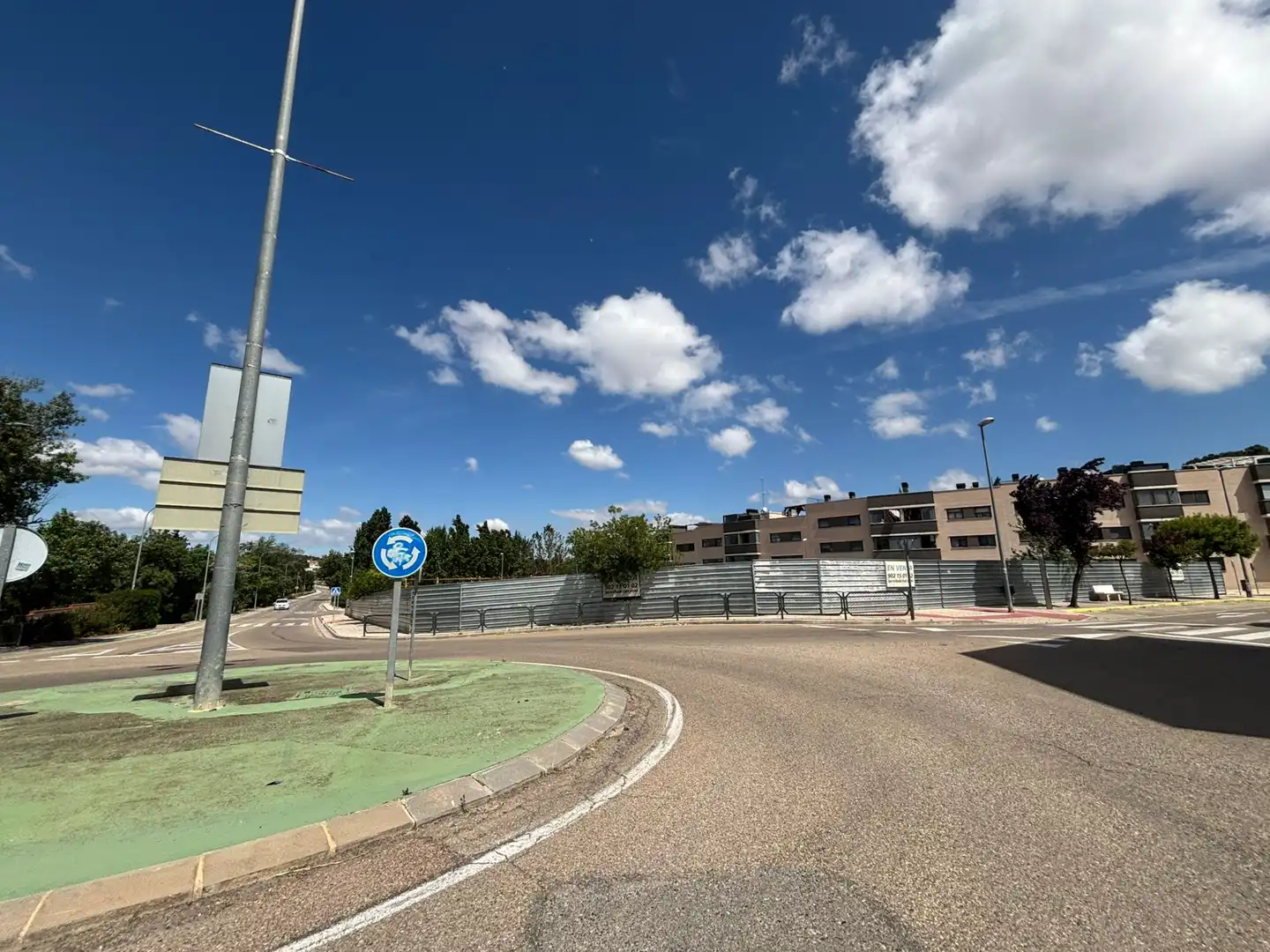 Vista exterior de Edifici en venda en Cadrete amb Alarma i Piscina comunitària
