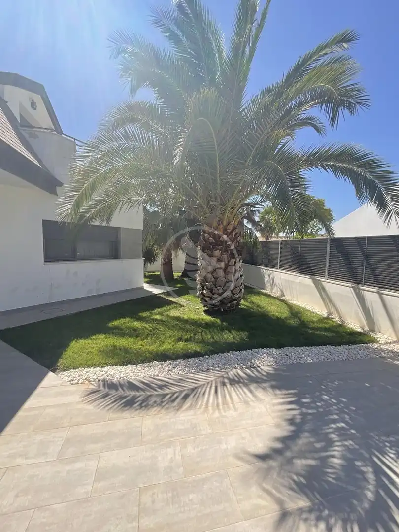 Vista exterior de Casa o xalet en venda en Linares amb Aire condicionat, Jardí privat i Piscina