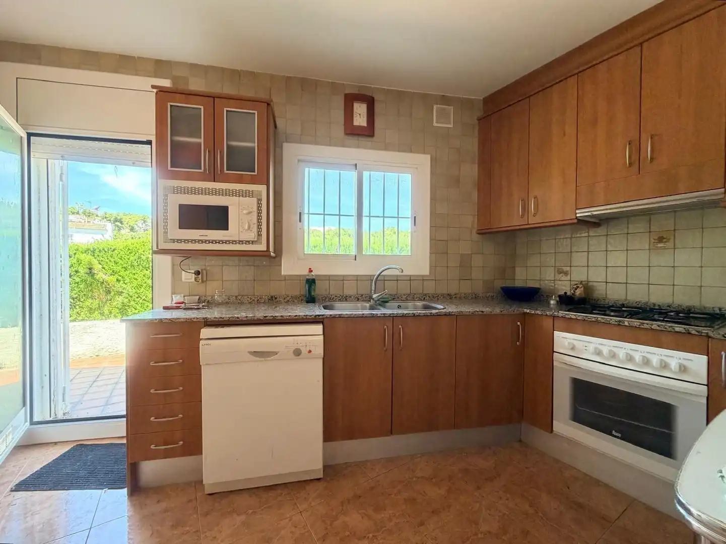 Cuina de Casa o xalet en venda en Cunit amb Jardí privat, Terrassa i Traster