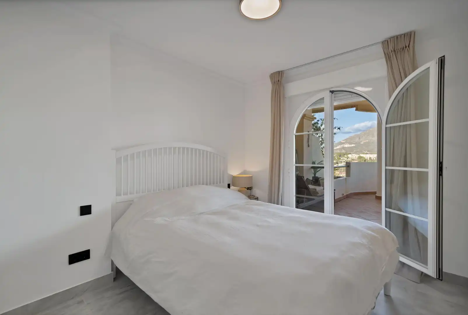 Habitación de Apartamento de alquiler en Marbella con Aire acondicionado, Jardín privado y Terraza