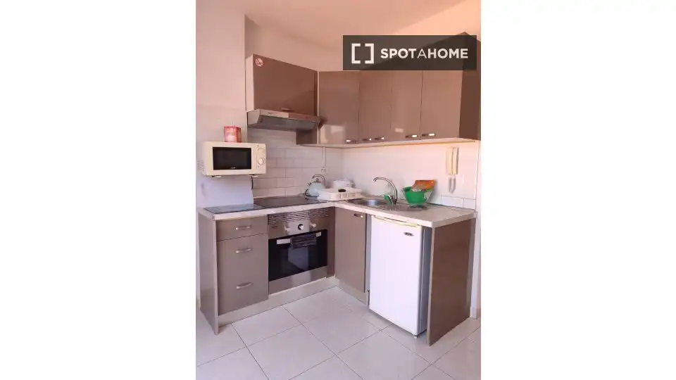 Cuina de Apartament per a compartir en Arona amb Aire condicionat, Terrassa i Moblat