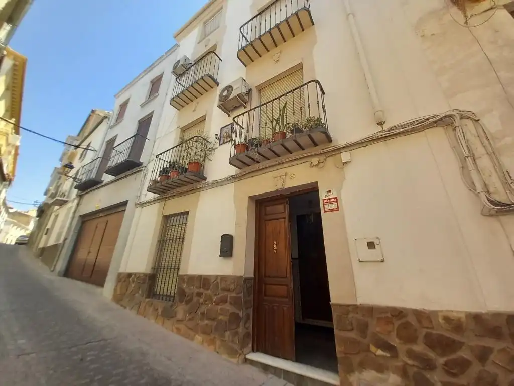 Vista exterior de Casa o xalet en venda en Martos amb Terrassa, Moblat i Internet