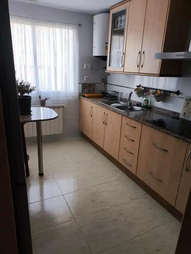 Cuina de Pis per a compartir en Almansa amb Moblat, Forn i Rentadora