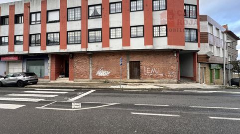 Local comercial lóbrego cerca del centro de Bueu.
