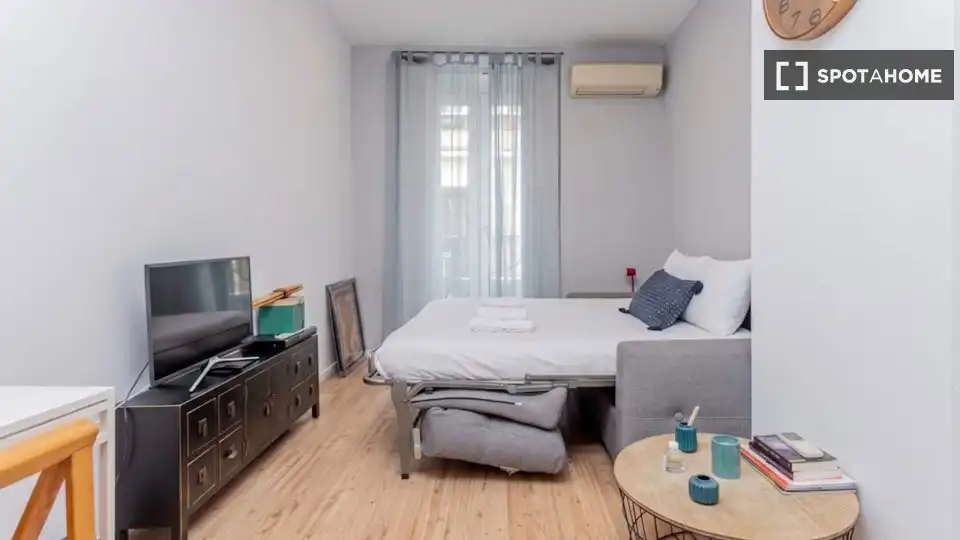 Bedroom of Flat for rent in Madrid  with Air Conditioner, Heating and Furnished