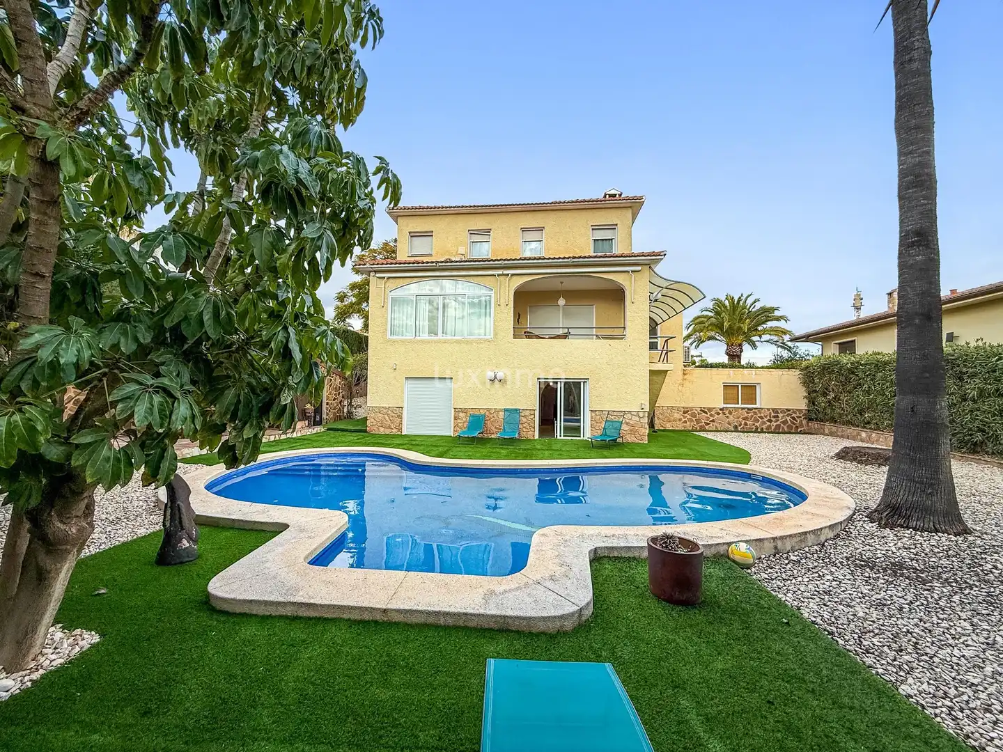 Villa avec terrasse à vendre à Urbanizaciones