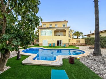 Villa mit Balkon zum Verkauf in Urbanizaciones