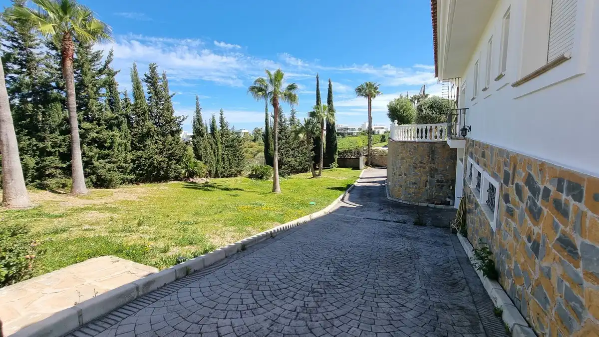 Vista exterior de Casa o xalet de lloguer en Benahavís amb Aire condicionat, Jardí privat i Terrassa