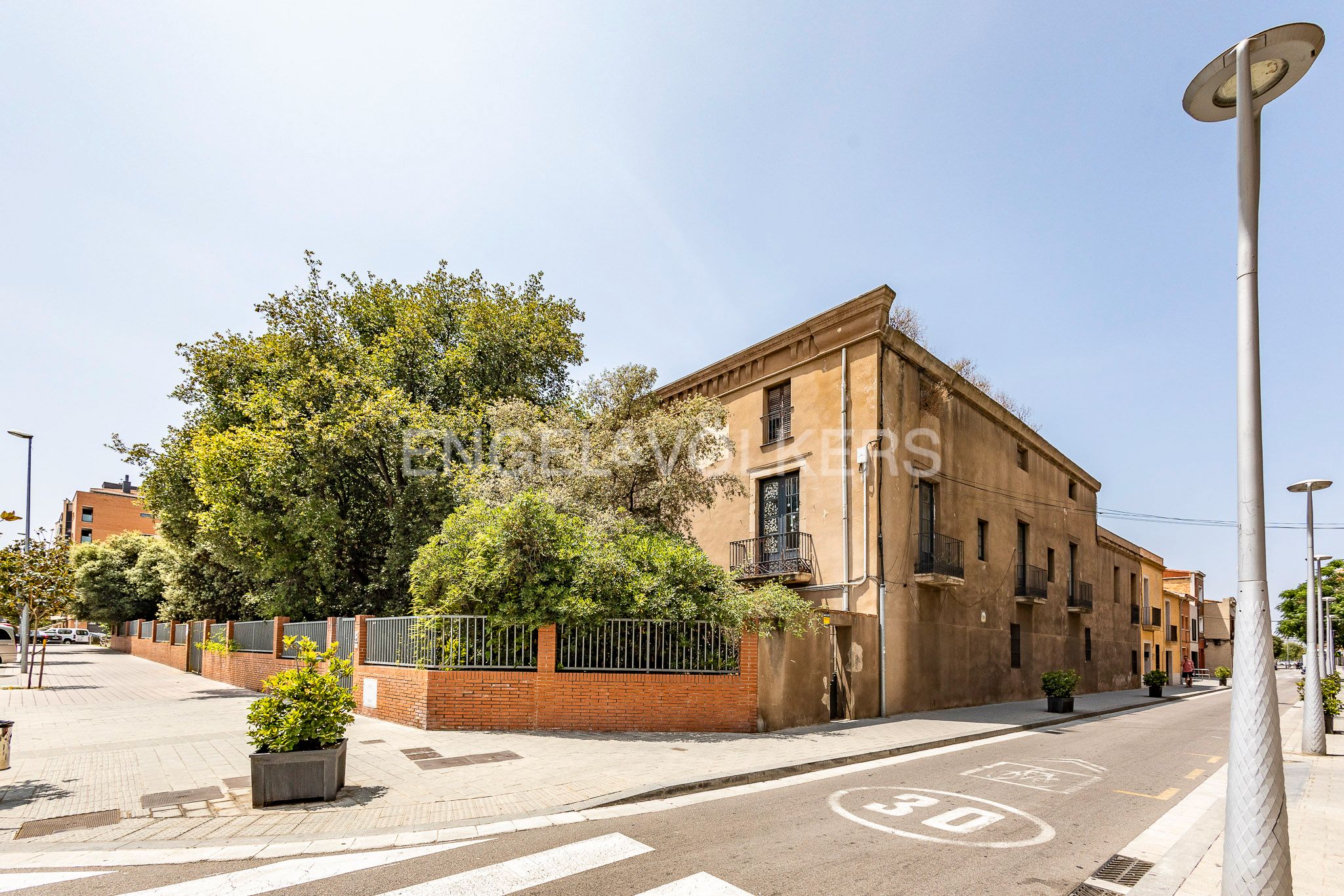 Vista exterior de Edifici en venda en Sant Joan Despí