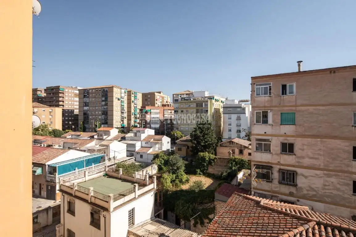 Vista exterior de Piso en venta en Granada con Balcón