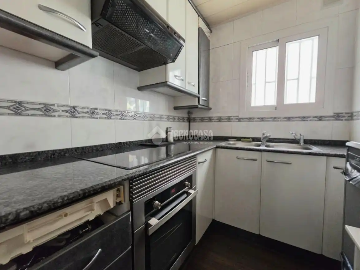 Cuina de Pis en venda en Santa Coloma de Gramenet amb Aire condicionat, Parquet i Terrassa