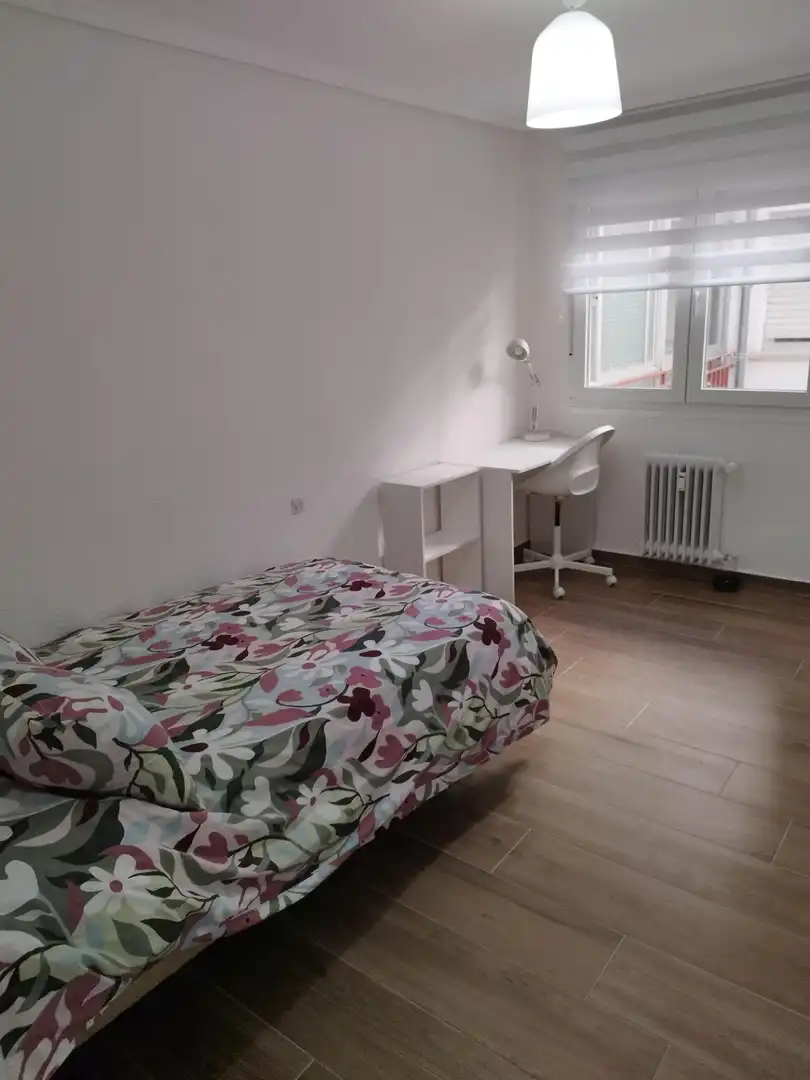 Room in Calle de las Milicias, 4, Santo Tomás