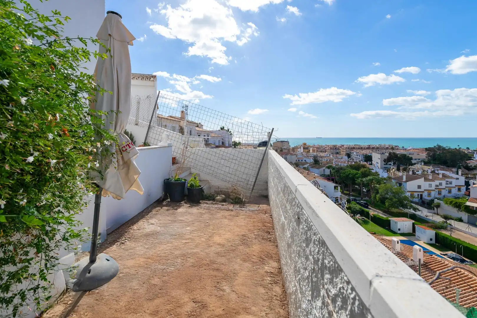 Vista exterior de Casa adosada en venta en Rincón de la Victoria con Terraza y Piscina comunitaria