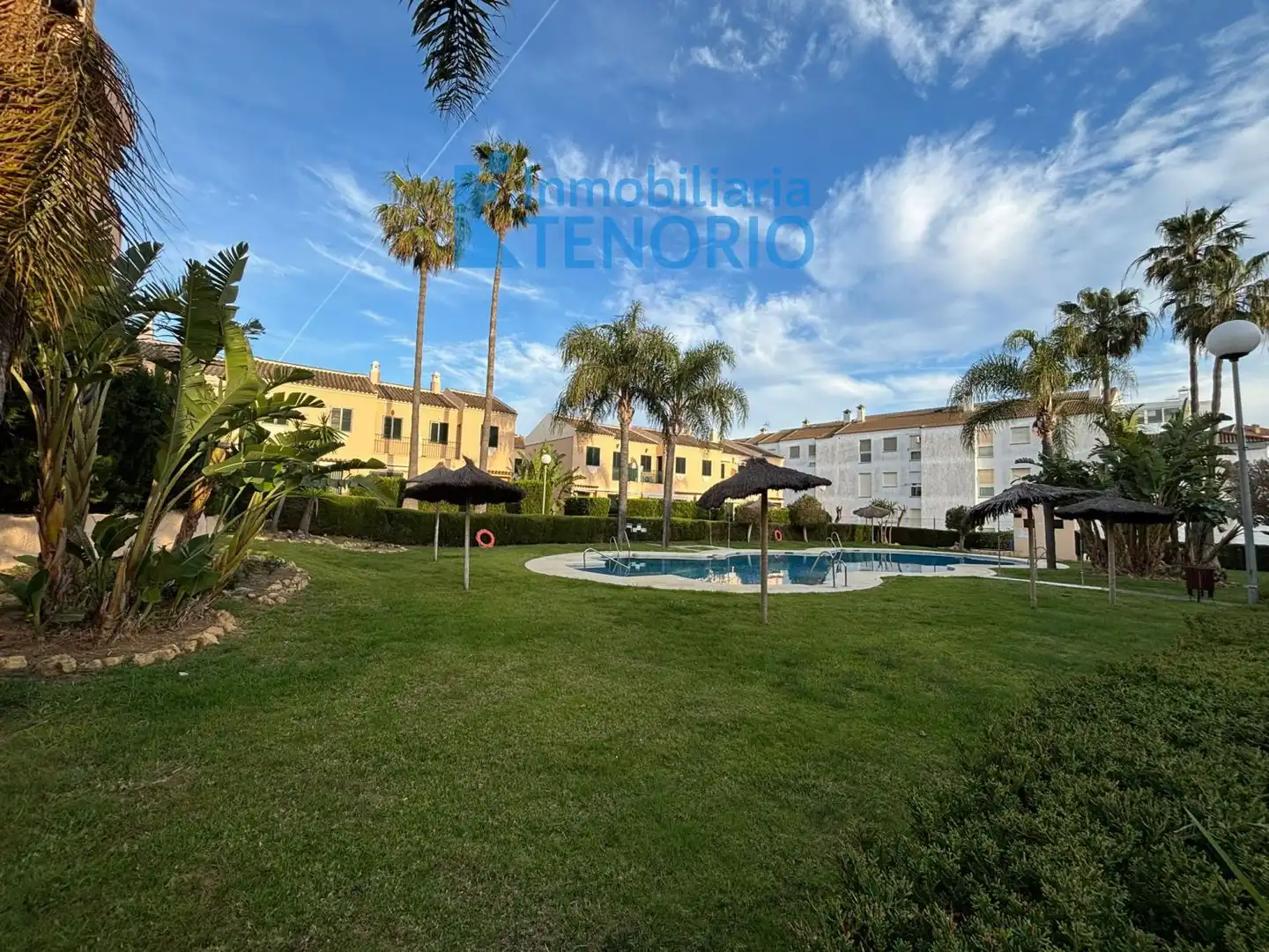 Vista exterior de Casa adosada en venta en Islantilla con Terraza y Piscina comunitaria