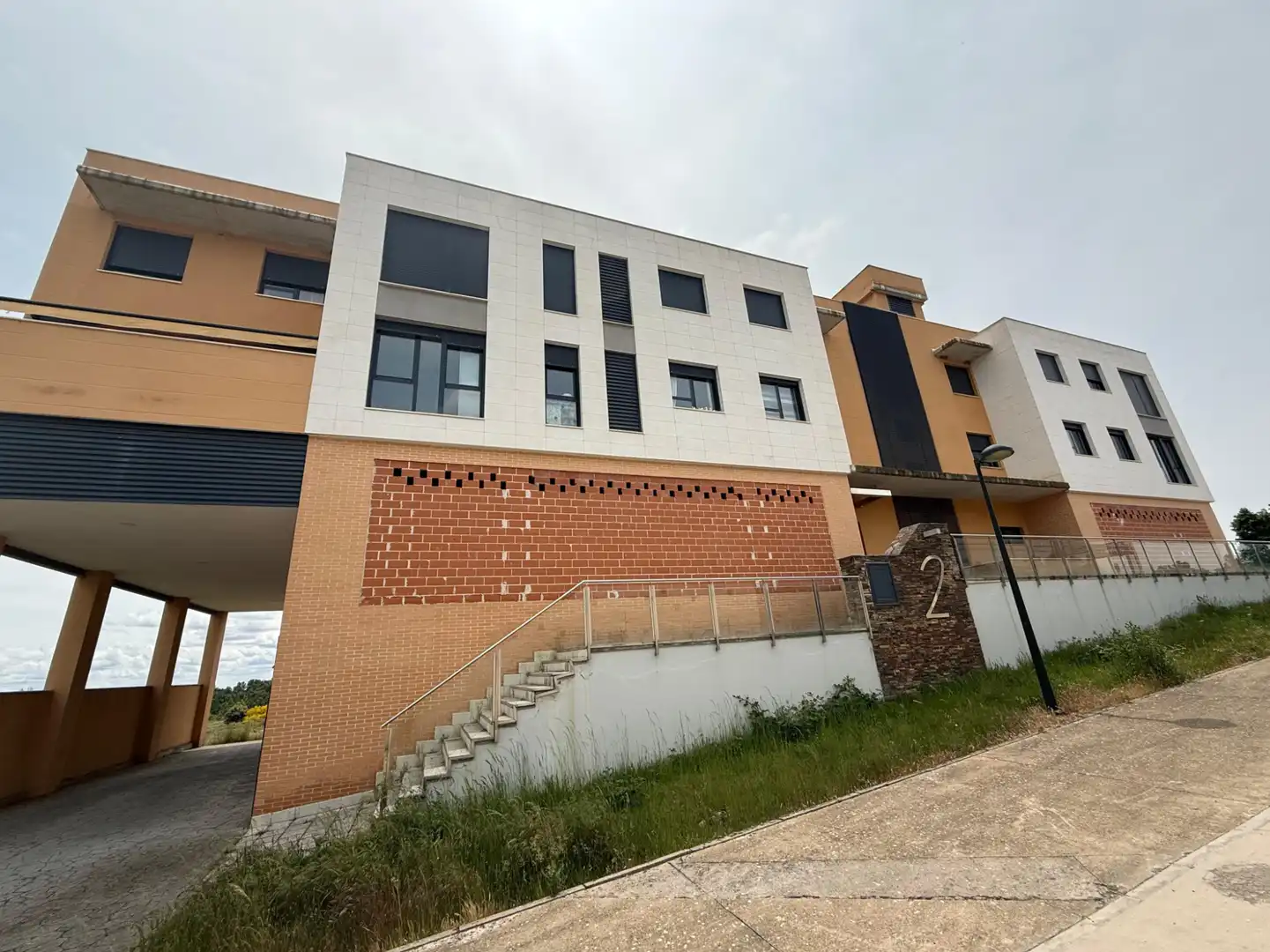 Vista exterior de Piso en venta en Garrafe de Torío con Calefacción, Parquet y Alarma