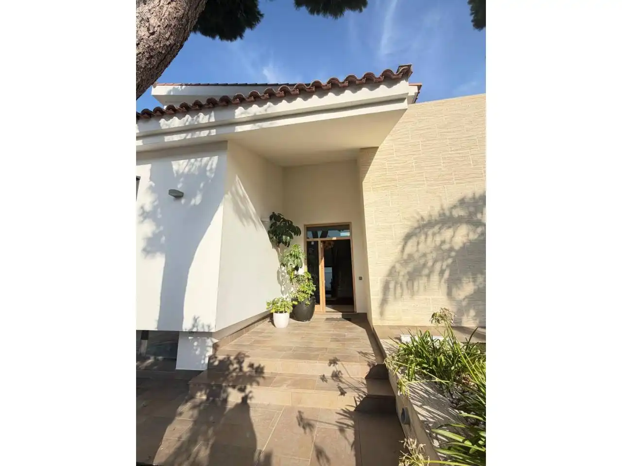 Vista exterior de Casa o xalet en venda en Chiclana de la Frontera amb Aire condicionat, Jardí privat i Terrassa