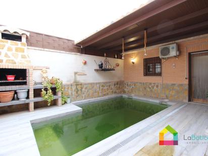 Piscina de Casa adosada en venda en Sonseca amb Aire condicionat i Piscina