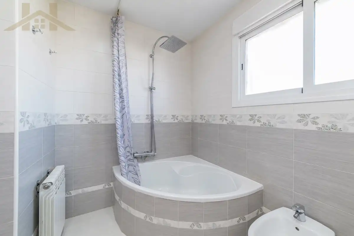 Badezimmer von Einfamilien-Reihenhaus zum Verkauf in Valdemoro mit Klimaanlage, Heizung und Privatgarten