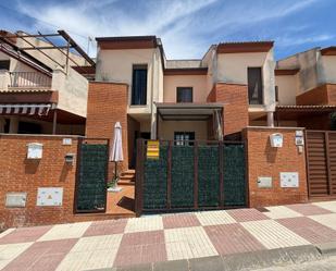 Vista exterior de Casa o xalet en venda en La Victoria amb Aire condicionat, Terrassa i Balcó