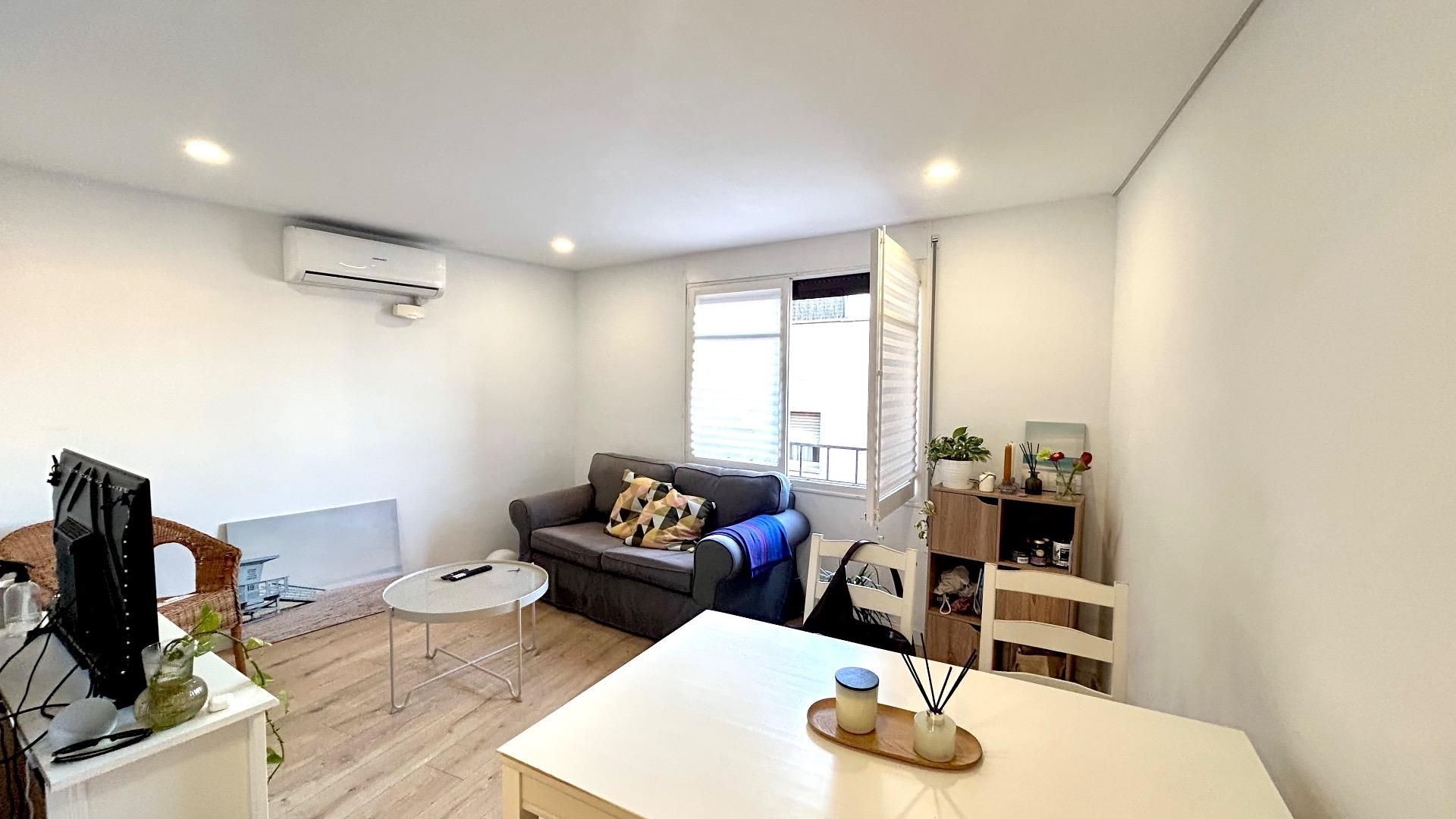 Living room of Flat for sale in  Barcelona Capital  with Air Conditioner, Heating and Parquet flooring