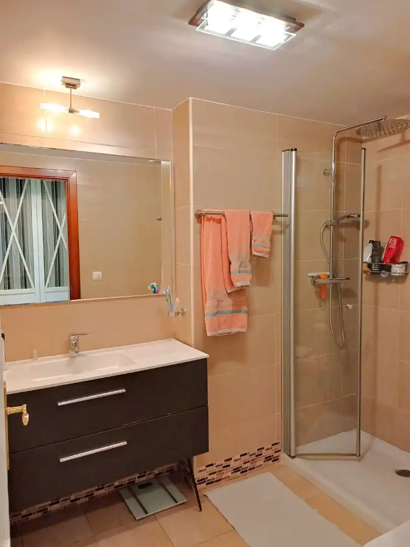 Baño de Ático en venta en Urduliz con Calefacción, Terraza y Trastero