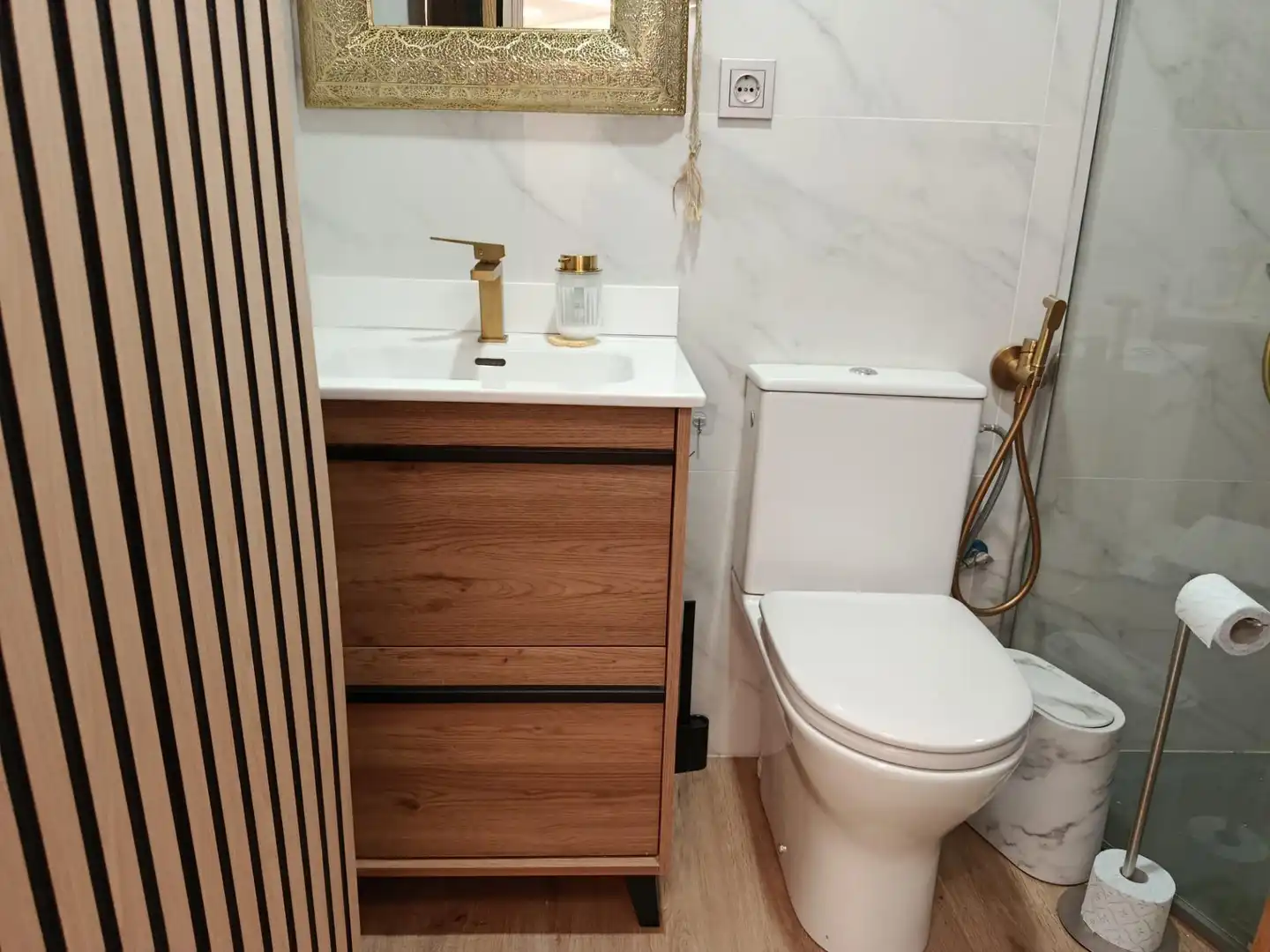 Bathroom of Flat for rent in Granada  with Air Conditioner, Heating and Private garden