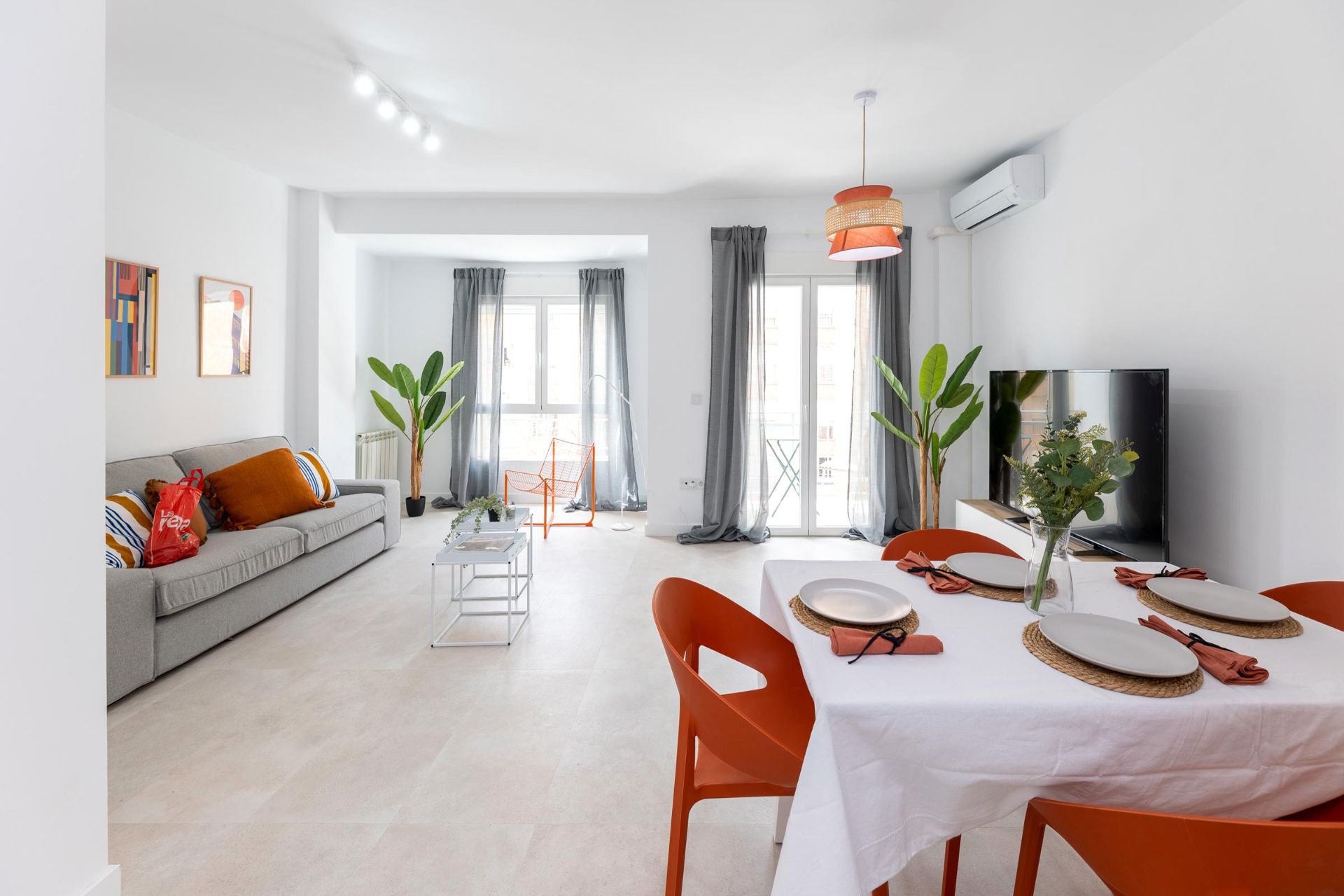 Living room of Flat for sale in  Granada Capital  with Air Conditioner, Heating and Balcony