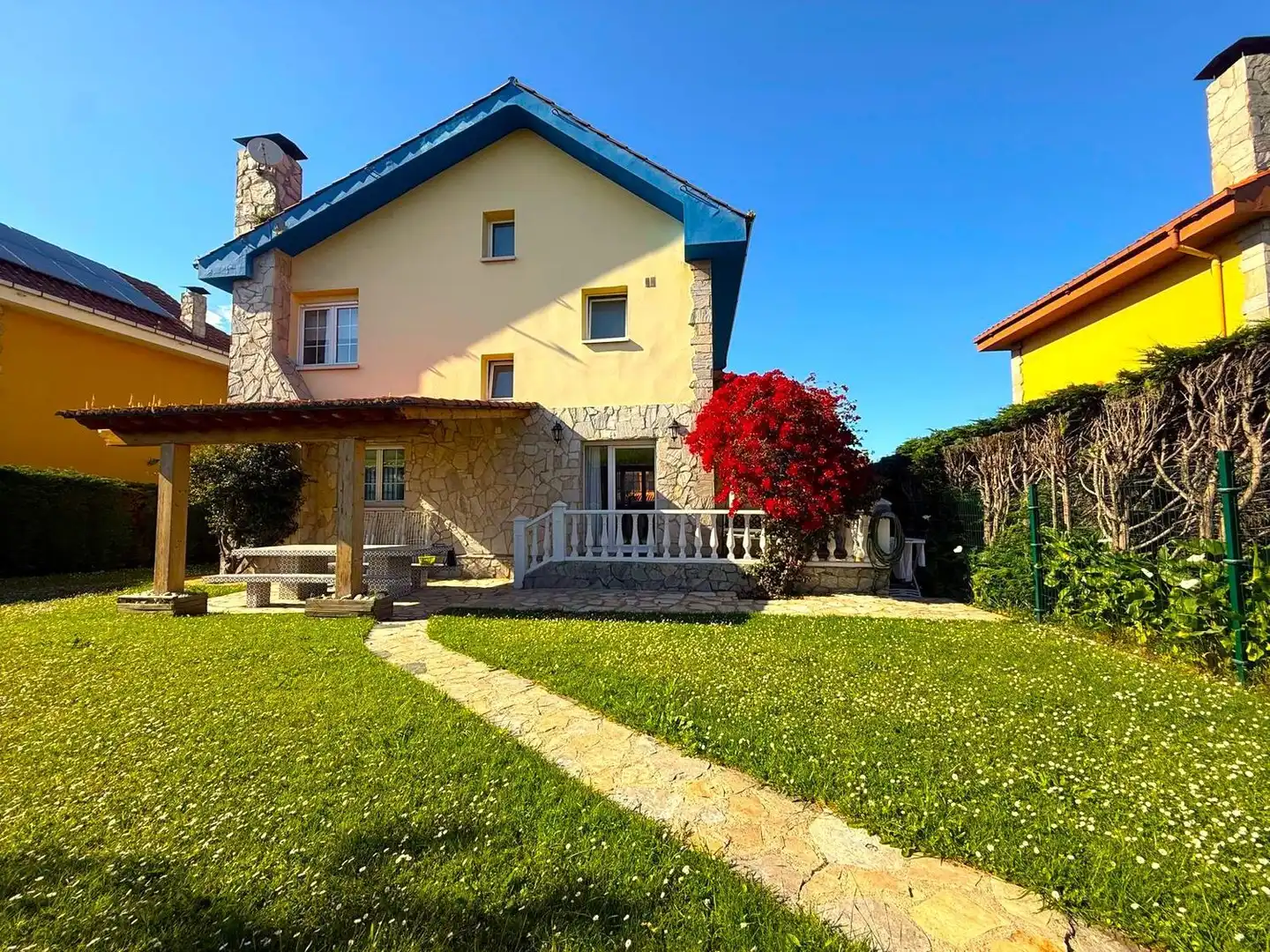 Vista exterior de Casa o chalet en venta en Gijón  con Calefacción, Terraza y Piscina