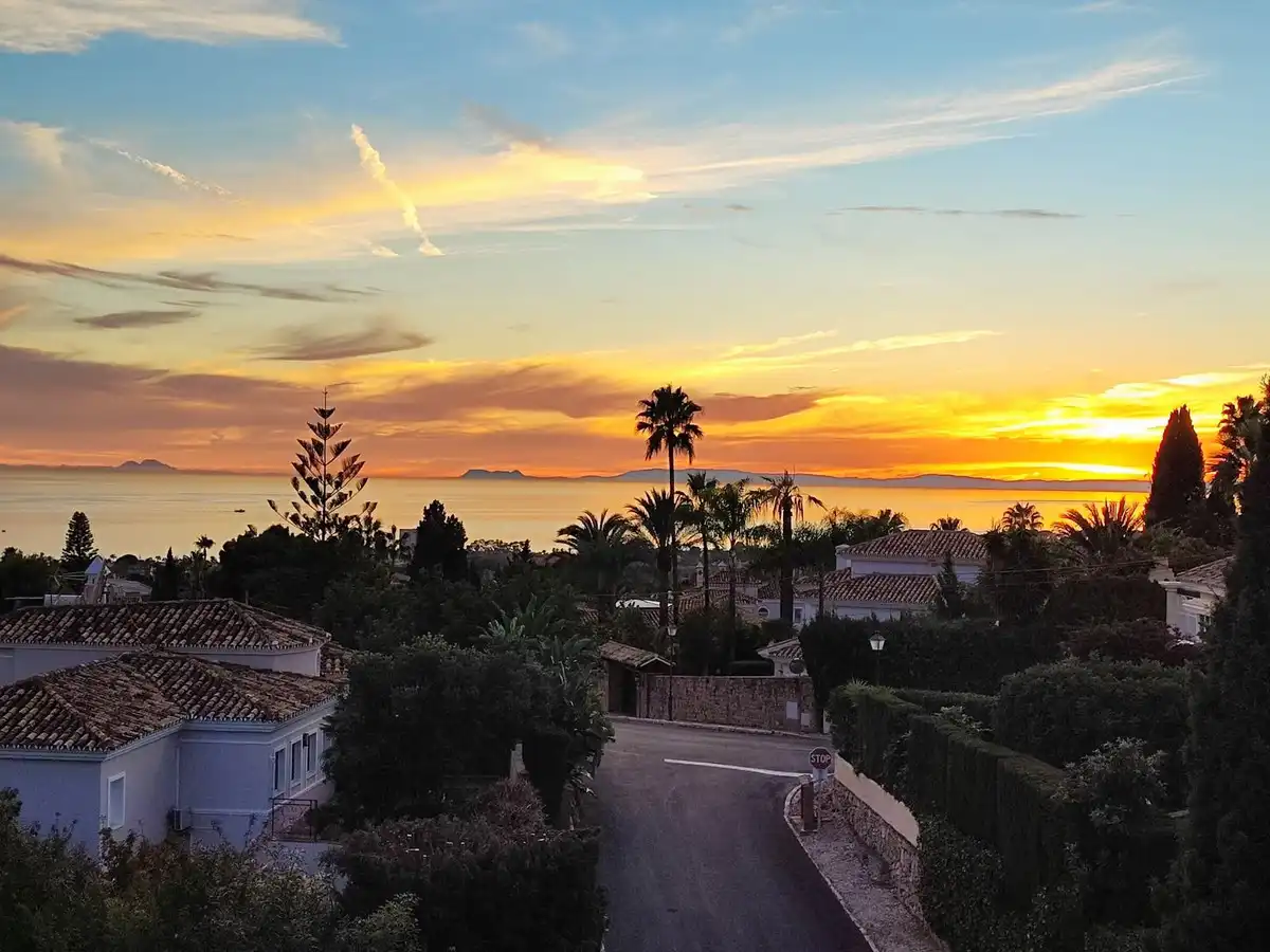 Vista exterior de Casa adosada en venda en Marbella amb Aire condicionat, Terrassa i Traster