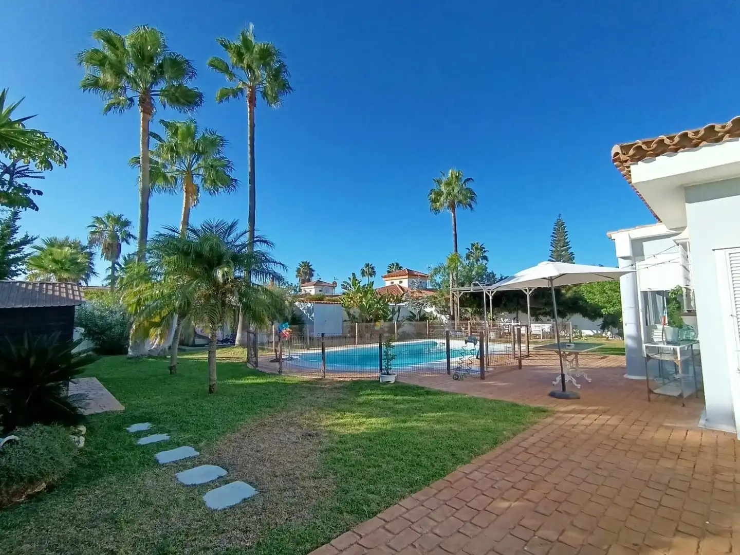 Piscina de Casa o xalet en venda en Chiclana de la Frontera amb Aire condicionat, Jardí privat i Traster